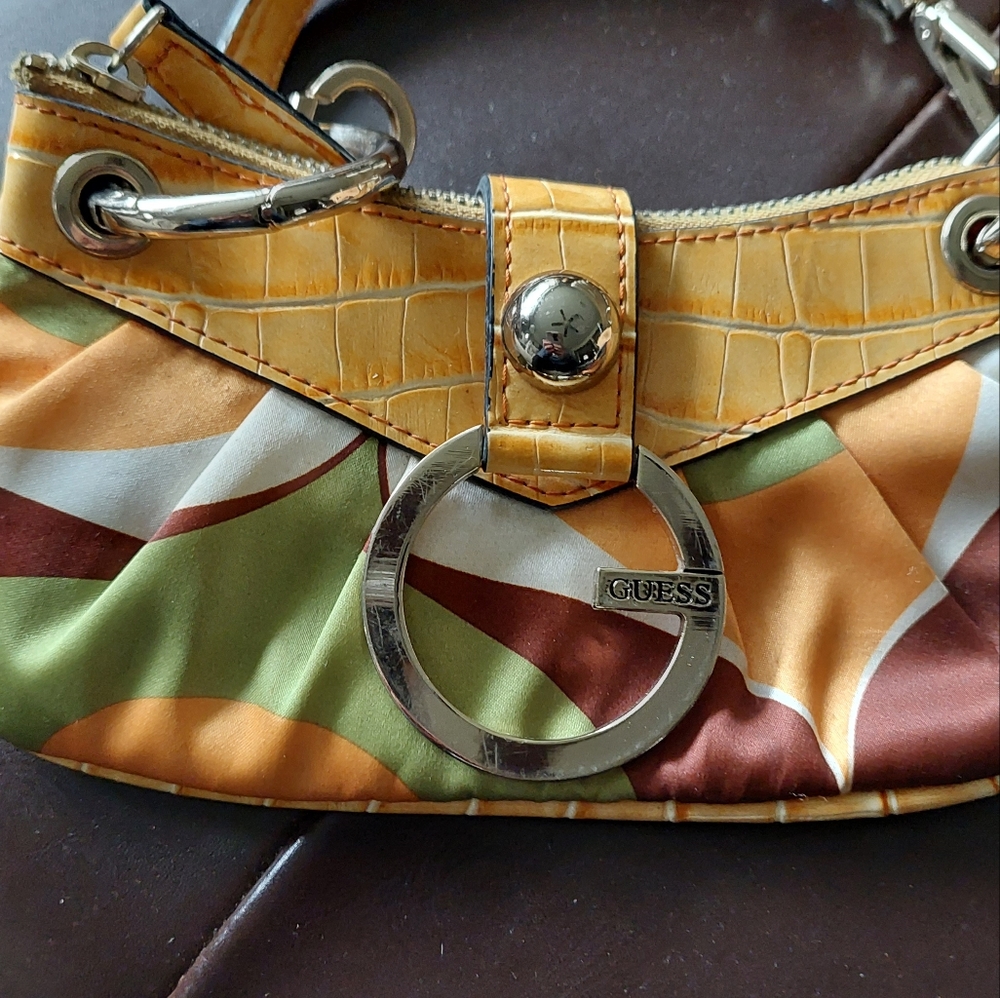 Guess -- Small fun clutch